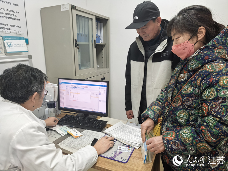 南通三院呼吸科專家吳同辰為患者診療。人民網記者 王繼亮攝