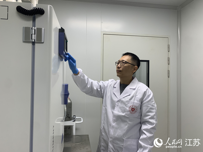 韓思飛正在取出實驗樣本。人民網記者 王丹丹攝
