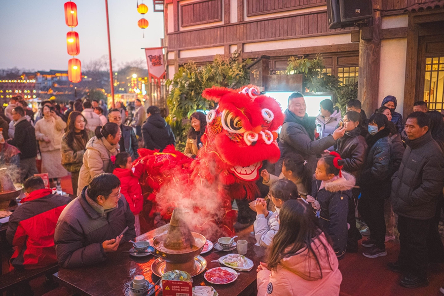 春节假期，市民游客在东方盐湖城游玩。常州市委网信办供图