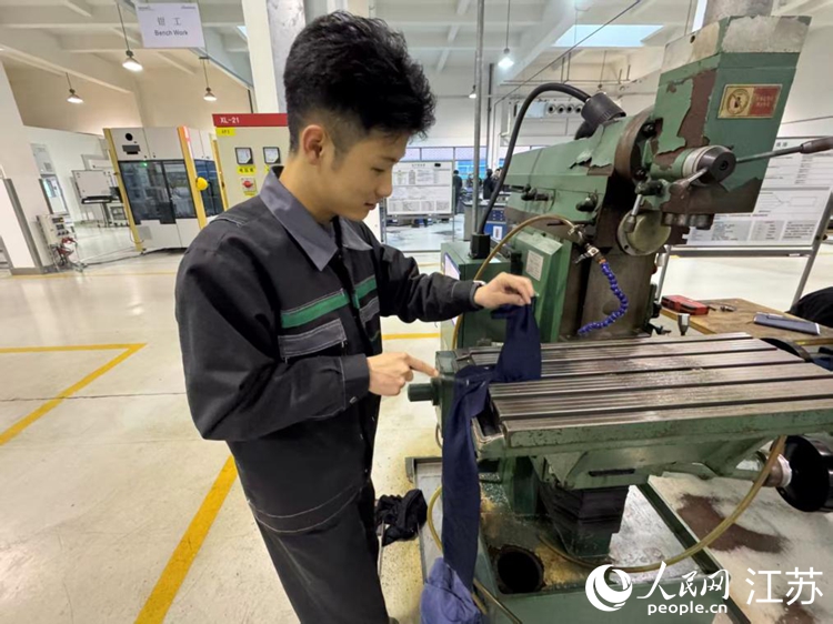 苏州健雄职业技术学院学生郭天怡正在实操培训。人民网记者 马晓波摄