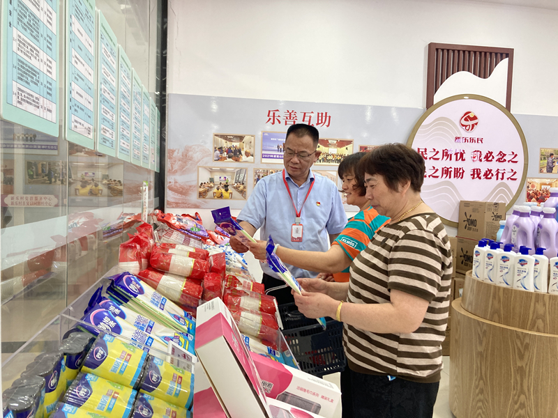 新乐村村民正用志愿积分在超市购物。昆山市委组织部供图