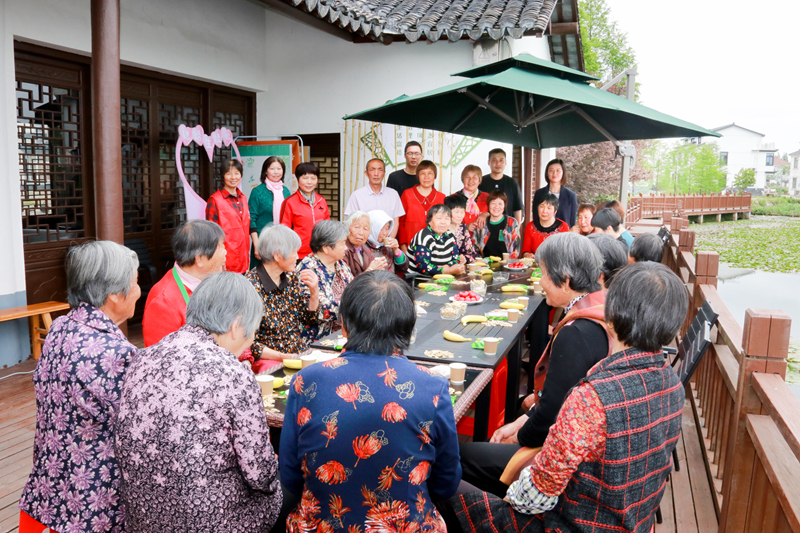 永新村村民召开“吃讲聚”议事会。昆山市委组织部供图