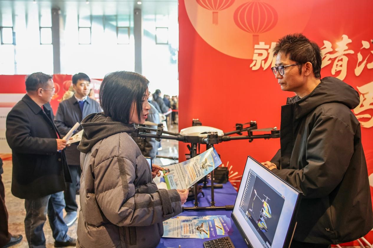 活动现场，求职者咨询无人机培训。