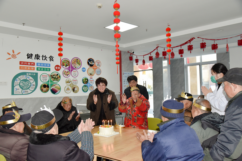 李红霞为众兴街道日间照料中心的老人庆祝生日