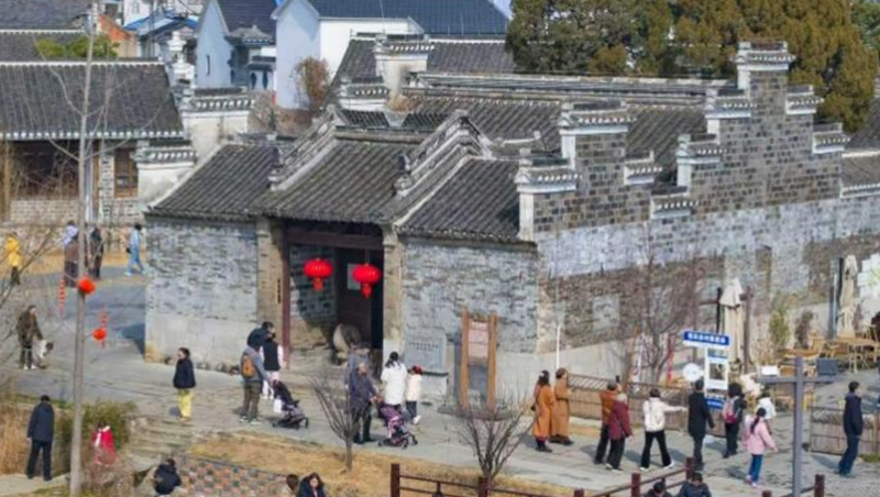 一杯“村咖”里的古村年味汽车驶出南京主城区，沿山路蜿蜒30余公里，江宁区佘村便在青山环抱中豁然显现。村口处，古桥静卧，青砖黛瓦的徽派民居檐下，红灯笼随风摇曳。咖啡香气在阶巷陌间弥漫着整个村庄。