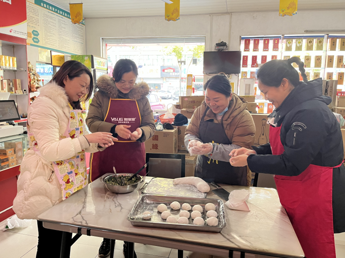 志愿者们与帮扶对象王秀兰（左三）包汤圆。陈学松摄