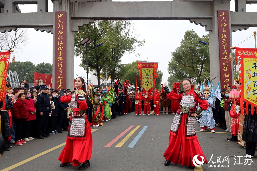 “晒霉节”特色舞蹈演出。人民网 崔小倩摄