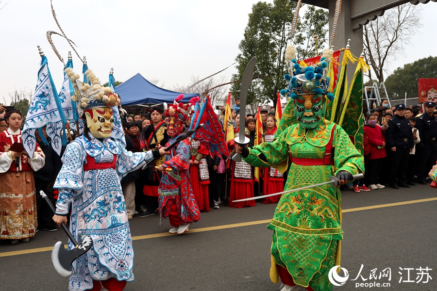高淳民俗跳五猖，演员头戴面具手执武器，灵活表演。 人民网 崔小倩摄