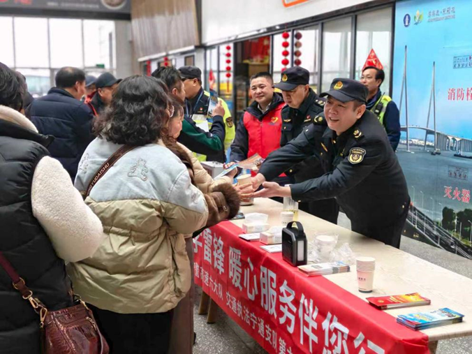 南通袁庄服务区“高速雷锋 护您通畅”志愿服务活动现场。江苏交通综合执法局供图。