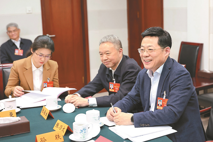 3月7日下午，十四届全国人大四次会议江苏代表团召开代表小组会议，审查计划报告和草案、预算报告和草案。  吴胜 万程鹏 摄