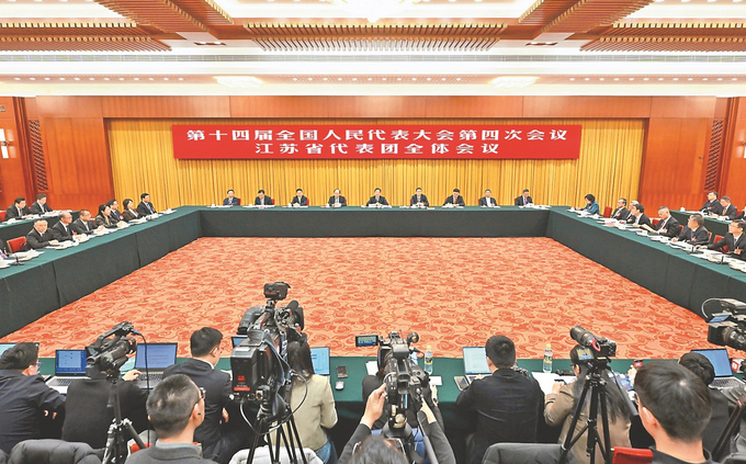江苏代表团全体会议对外开放吸引众多中外媒体
