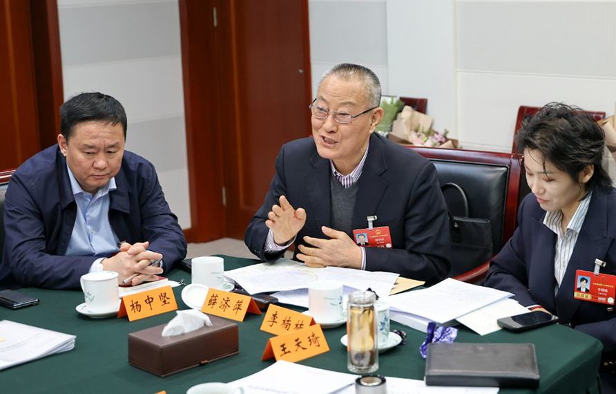 江苏代表团召开小组会议审议法律草案