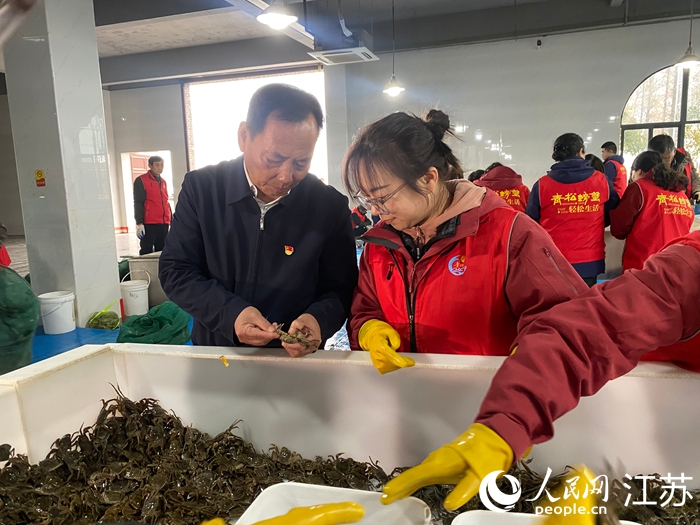 邢青松走访调研螃蟹养殖产业。人民网记者 王丹丹摄