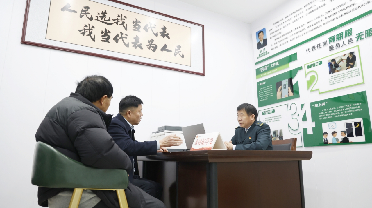 殷勇代表接待群众来访。冮苏邮政供图