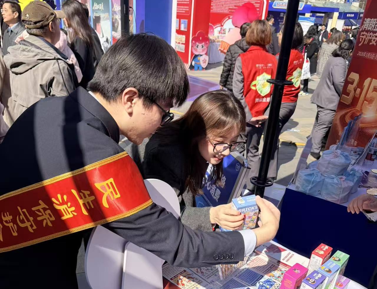 市民在活动现场学习金融知识。民生银行南京分行供图