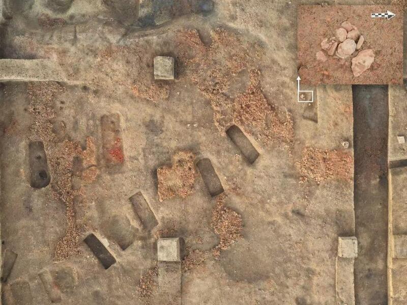    城址西南部一座面积约200平方米的马家浜文化时期房址，周边出土有成堆石纺轮毛坯料。（江苏省文物考古研究院供图）