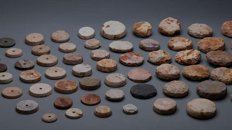 斗山遗址出土的石纺轮坯料、半成品及成品。（江苏省文物考古研究院供图）