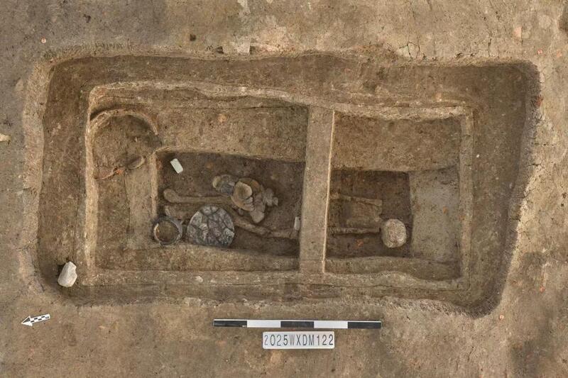 M122内棺南北疑似头箱、脚箱遗迹。（江苏省文物考古研究院供图）