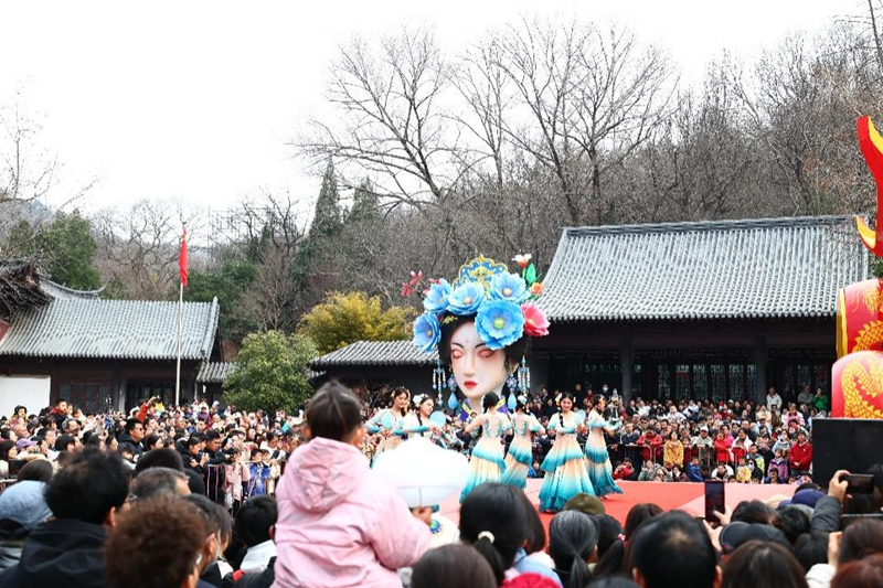 景区内，演员身着古装翩翩起舞。南京市栖霞山风景名胜区管理处供图