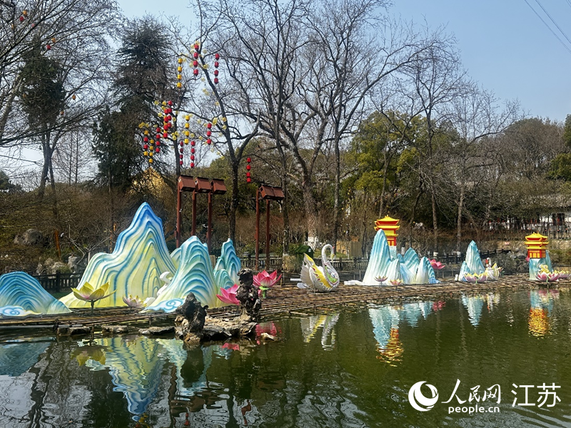 新春灯组将栖霞山景区装点一新。人民网 王纯摄