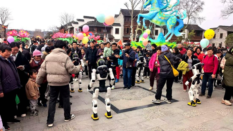 3月8日开放日，栖霞山景区迎来大量客流。南京市栖霞山风景名胜区管理处供图