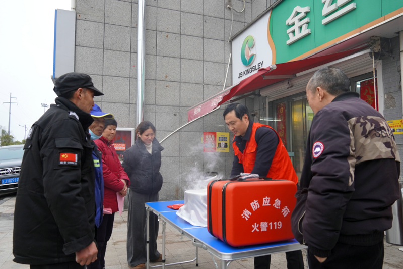 志愿者在驿站门口宣讲安全知识。李玲摄