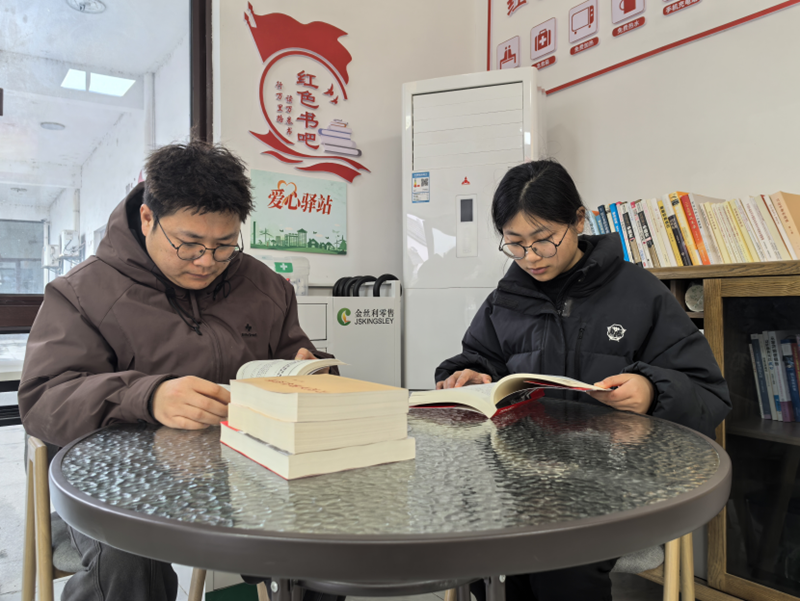 群众在驿站“红色书吧”阅读。郑杏摄