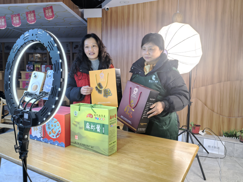 志愿者开展助农直播。李玲摄