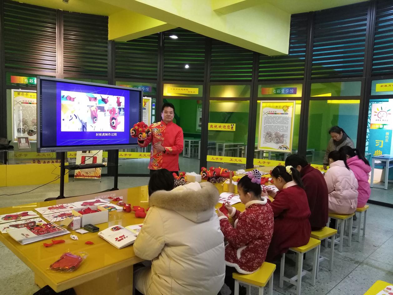 张振华在社区活动中传授“封侯虎”制作过程。受访者供图