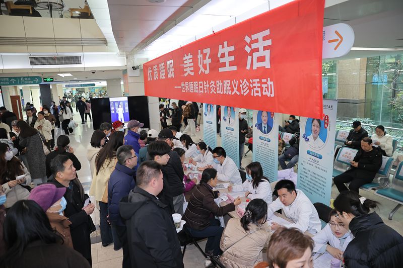 江蘇省中醫院門診大廳義診活動現場。王光正 攝