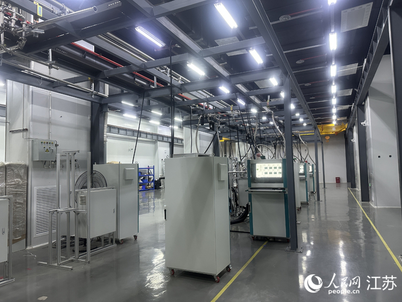 冰箱大小的特制设备内，金属靶材化为原子级粉末。人民网记者 赵登岩摄