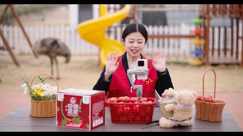 志愿者直播推介本地特色农产品。