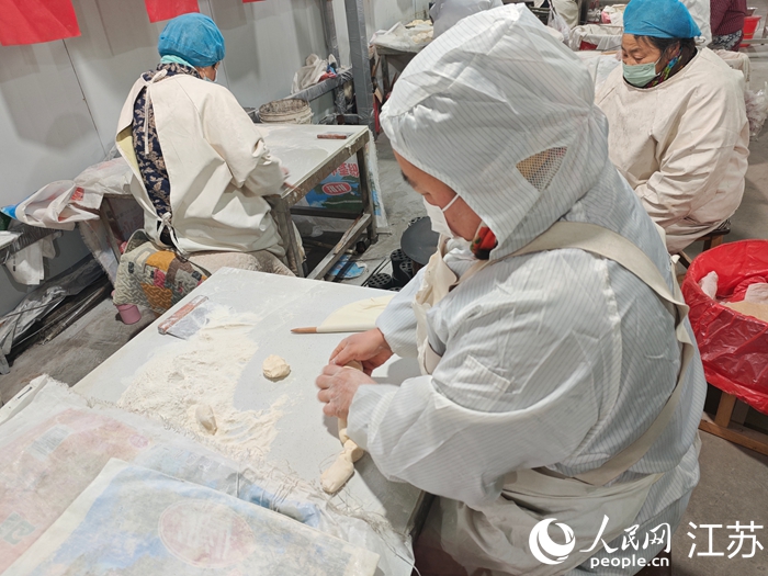 茶棚社区内，工人们熟练烙馍。人民网 李欣阳摄