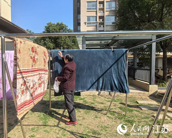 秀水园小区住户用上了公共晾衣杆。人民网 崔小倩摄