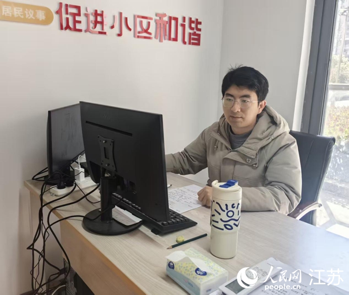 丽湖湾小区，驻点社工为居民办理业务。人民网 崔小倩摄