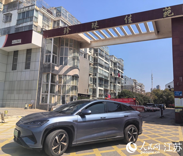 珍珠佳苑小区门前拓宽后的道路。人民网 崔小倩摄