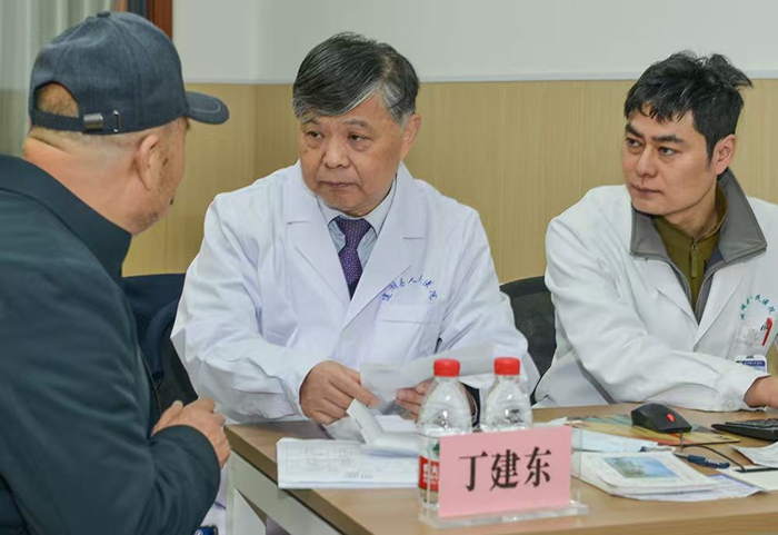 义诊活动现场。郑亚平摄