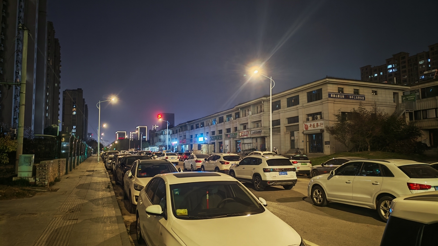 徐州市云龙区提香湾小区旁的路灯已恢复照明。受访者供图