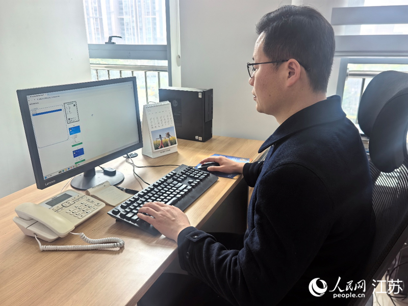 崇川區人力資源服務中心人才服務科科員徐步步正在初審人才房票。人民網記者 王繼亮攝