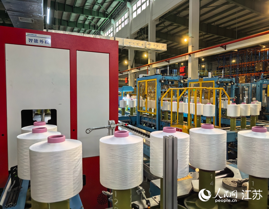 江苏恒科新材料有限公司的智能检测车间。人民网记者 王继亮摄