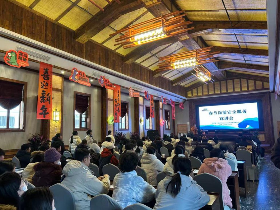 工作人员对零工进行岗前培训。受访者供图