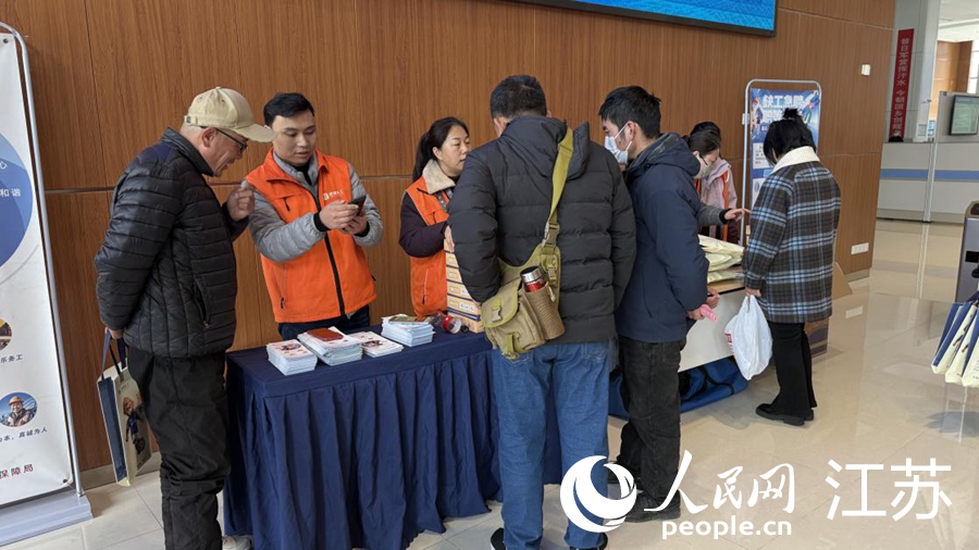 招聘会上的“港城快工”服务摊位。人民网 杜沁萌摄