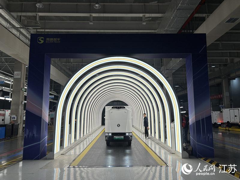 上海易咖智车科技有限公司智能工厂内,车辆正在接受检测。人民网记者 王丹丹摄