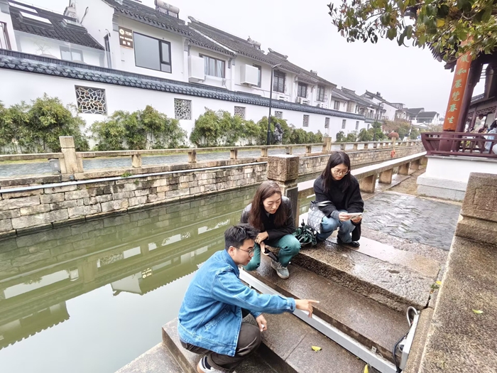 蘇州城市體檢師在平江路現場討論。王璇攝