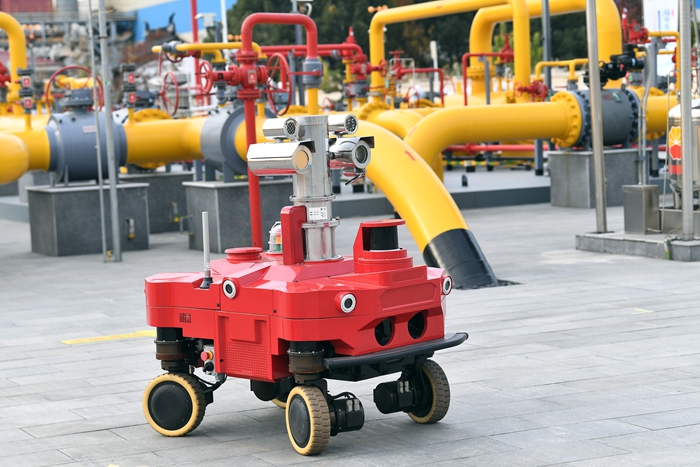 江苏公司智能巡检机器人在场站内进行巡检。张佳璇摄