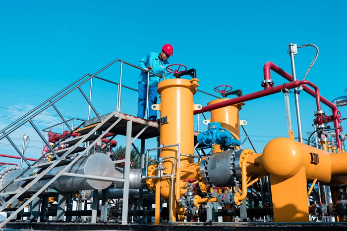 宿迁公司员工对管道设备进行“把脉问诊”。常月梅摄