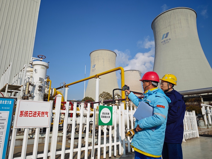 江苏公司工作人员进行安检，确保保供期间稳定与安全。李志玲摄