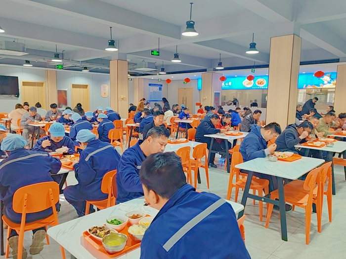 企业员工在“职工大食堂”就餐。连云开发区供图