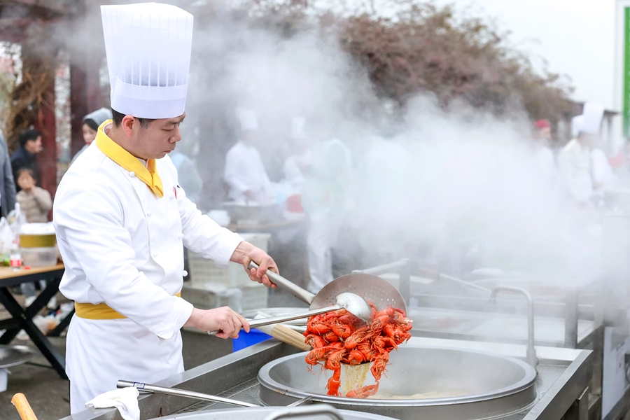 廚師現場燒制盱眙龍蝦。
