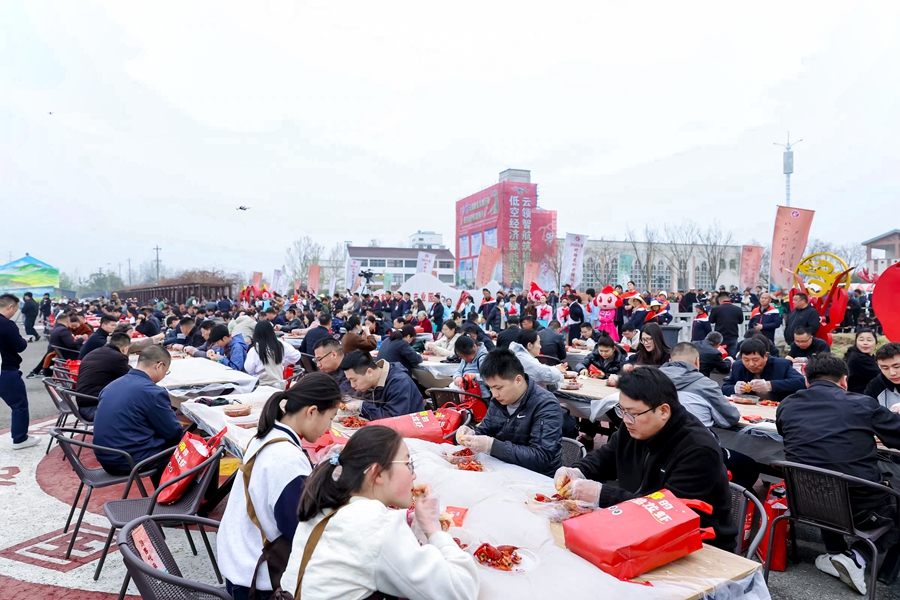 市民品嘗龍蝦。